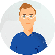 カメラに向かって微笑む男性