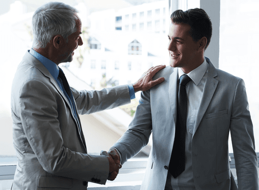 Deux hommes en costume se serrant la main avec le sourire, symbolisant des entreprises reconnues et expérimentées.