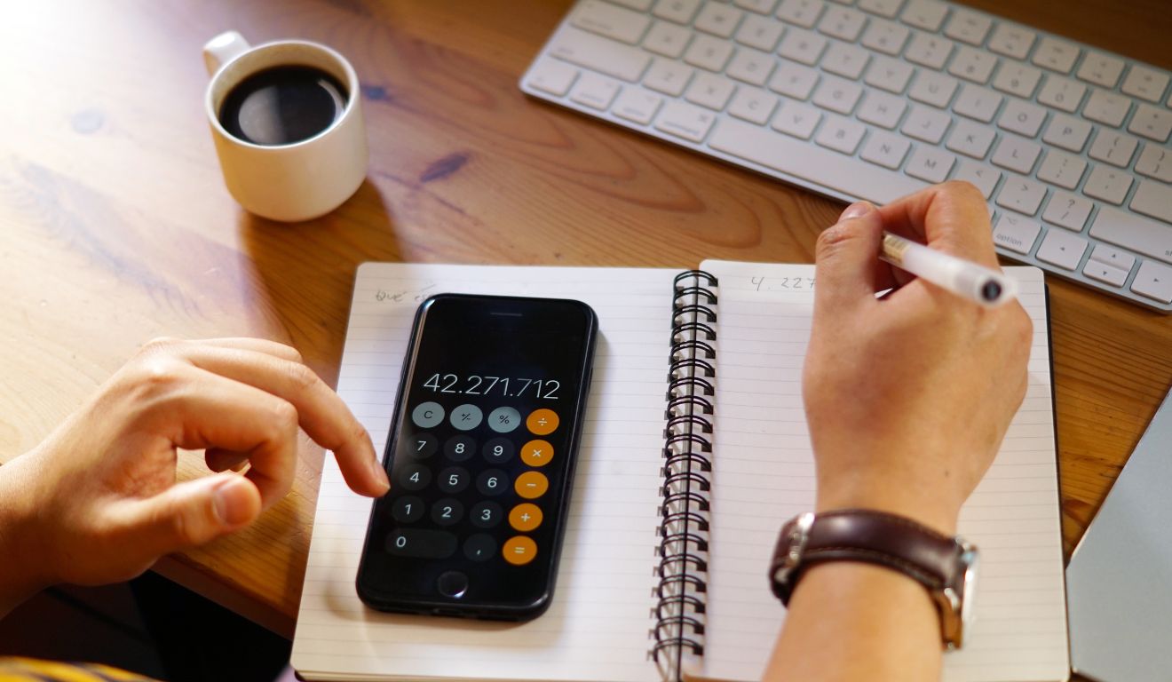 Imagem mostra pessoa fazendo o orçamento mensal de forma simples