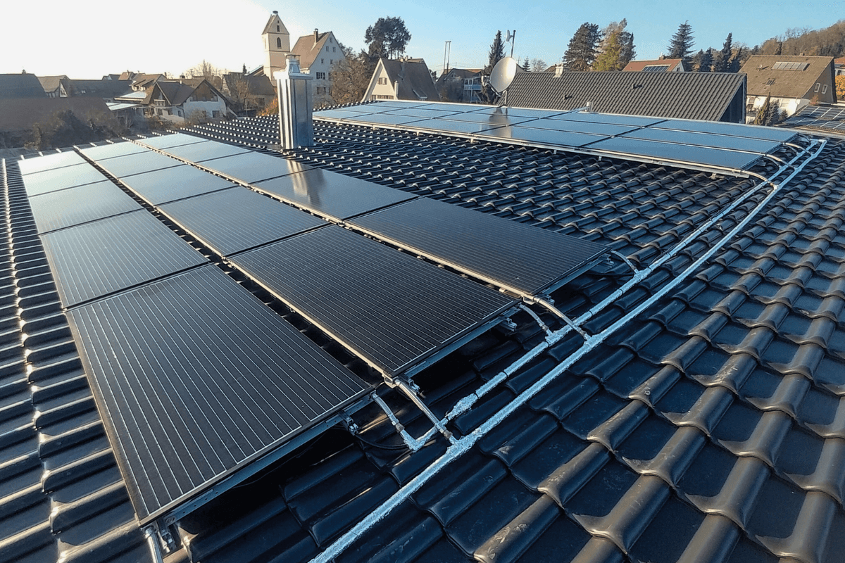 Solarmodul neben heißem Wasser mit Thermometer. Symbolisiert Solarenergie zur Wassererwärmung.