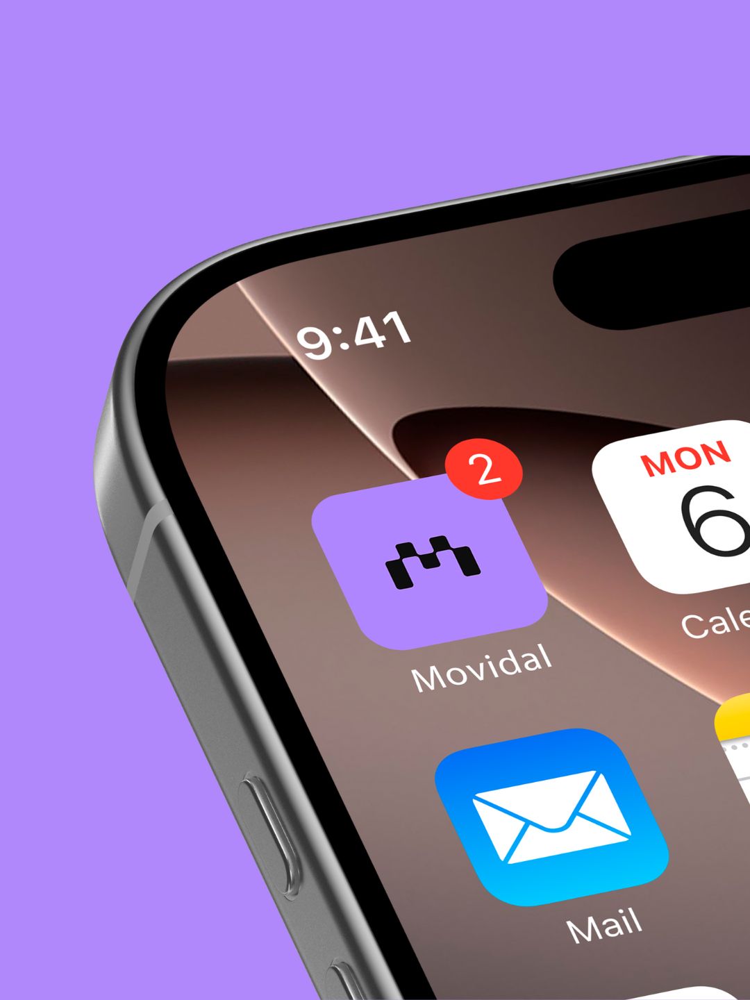 Smartphone mit Movidal-App-Icon neben physischem schwarzen Tag mit weißem Pixel-Logo
