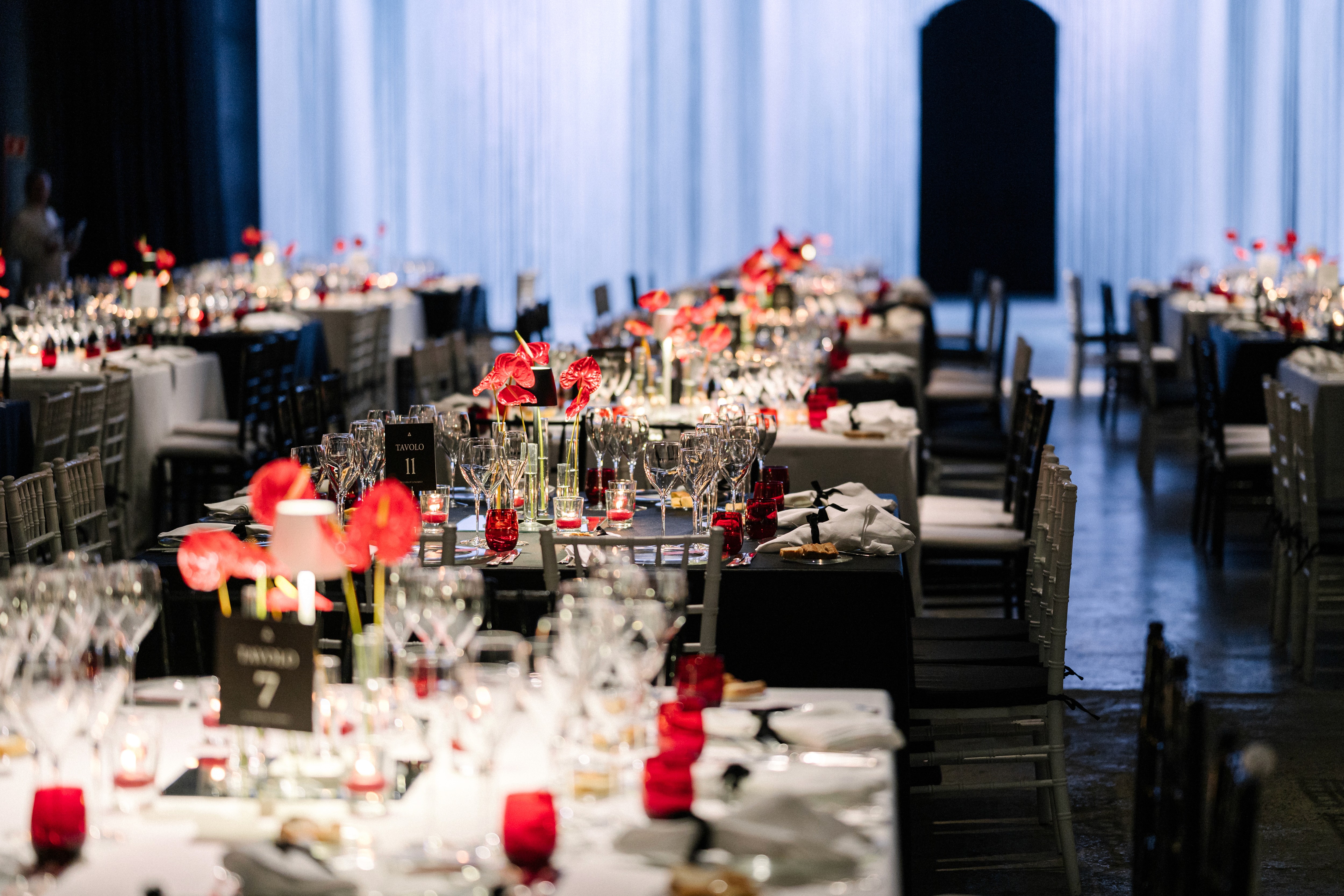 Apparecchiatura su tavoli quadrati alla Stazione Leopolda. Effetto scacchiera bianco nera.