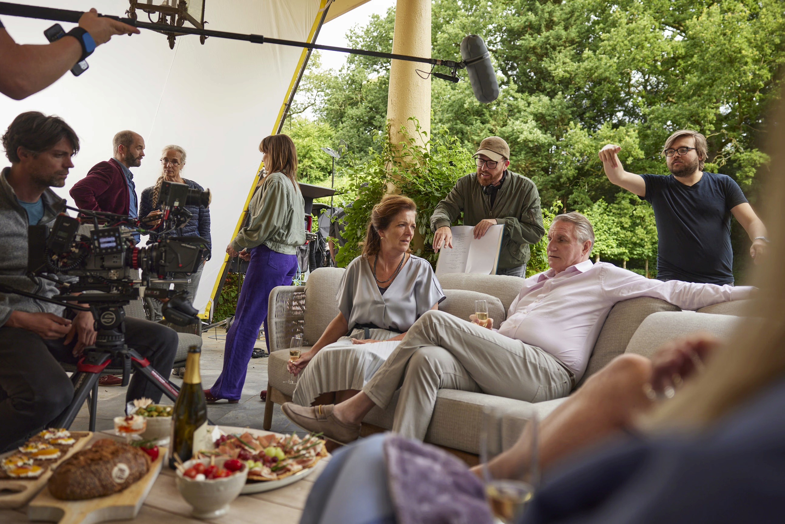 Malou Gorter en Peter Blok op de set van speelfilm KAIN, waarin een grenzeloze autist zijn rijbewijs wil halen om te bewijzen dat hij normaal kan functioneren in de wereld om hem heen. Als hij in de lesauto de liefde van zijn leven ontmoet rijst de vraag: wat is eigenlijk normaal? Met o.a. Daniël Gellvoet als Kain, Barbara Sloesen, Malou Gorter, André Dongelmans en Peter Blok.