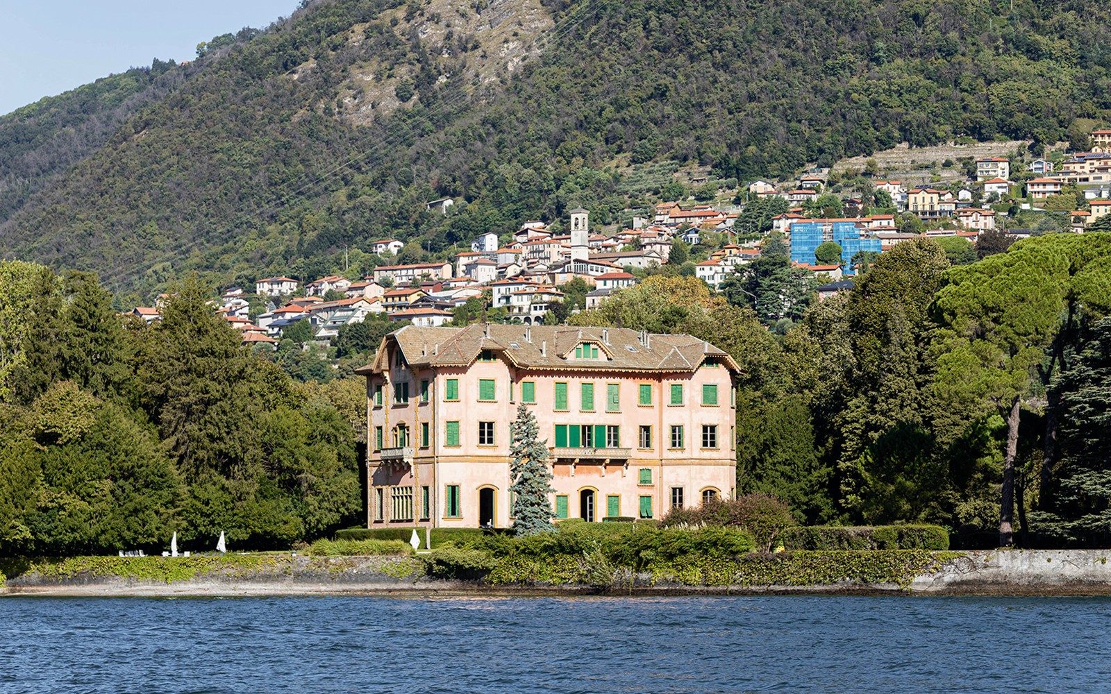 科莫湖畔的多齐奥别墅，背靠山坡村庄。