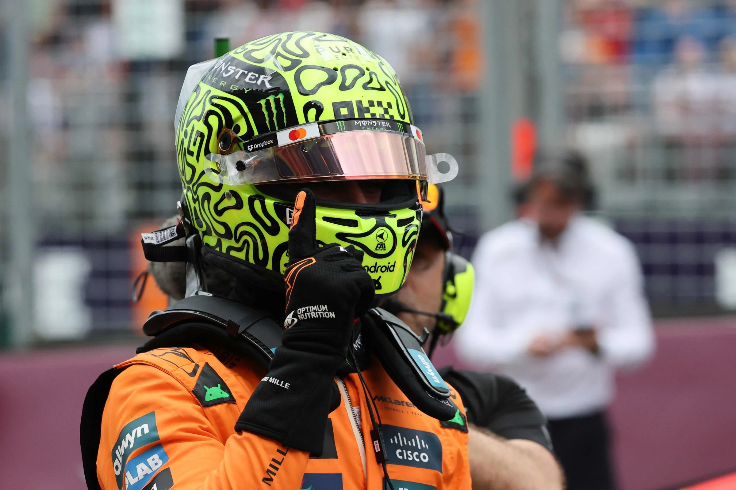 Lando Norris 戴 Bell KC7 安全帽