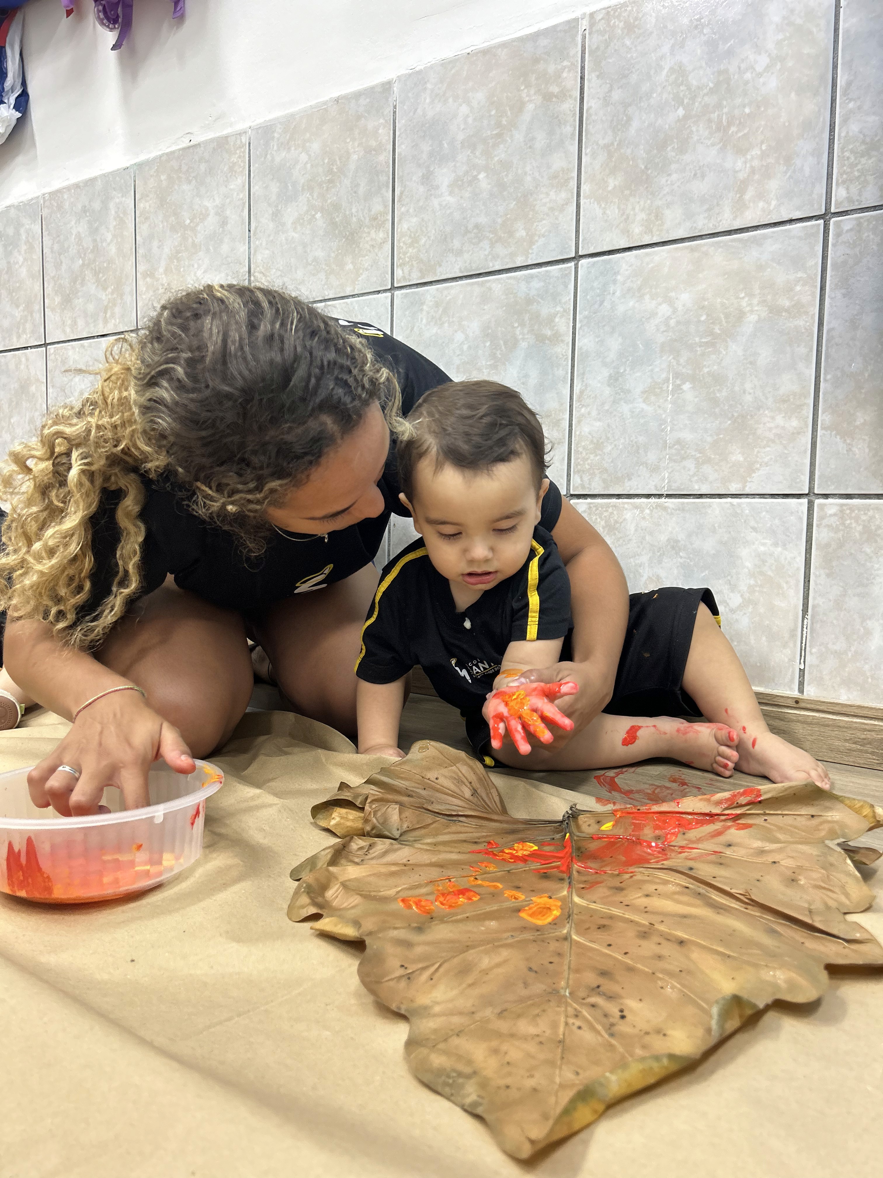 Alunos do Jardim II da Escola Santa Mônica participam de atividade do projeto Astroalfa explorando a letra A.