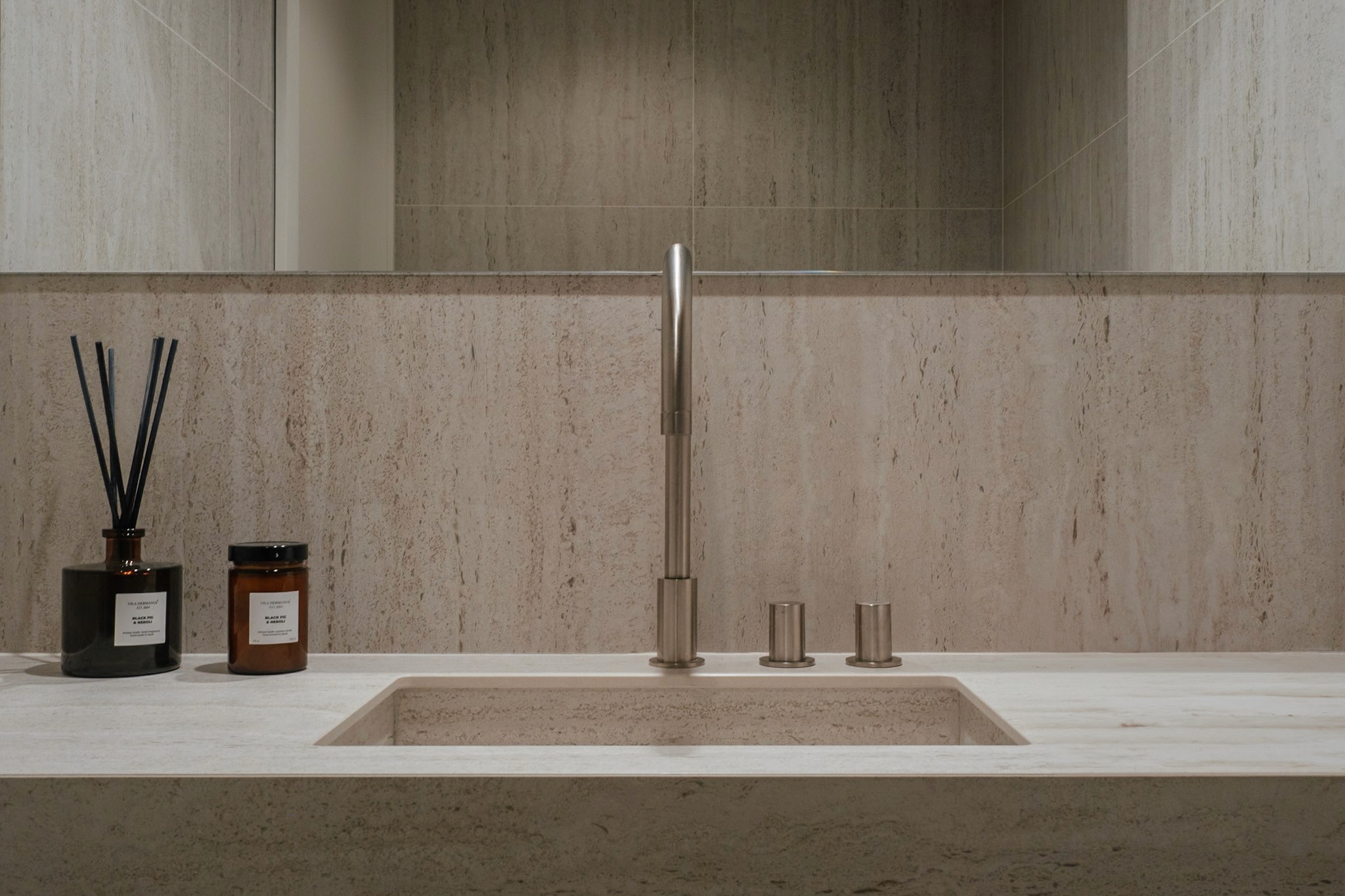 Proyecto Ponzano 53 de Calienzo, interiorismo en Chamberí con madera natural, travertino y luz cálida