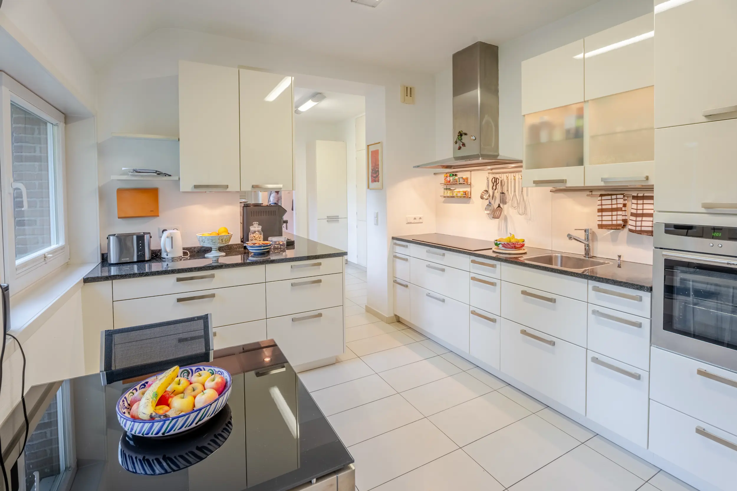 Helle Küche im Einfamilienhaus mit Einliegerwohnung in Bad Bentheim, moderne Einbauküche mit viel Stauraum.