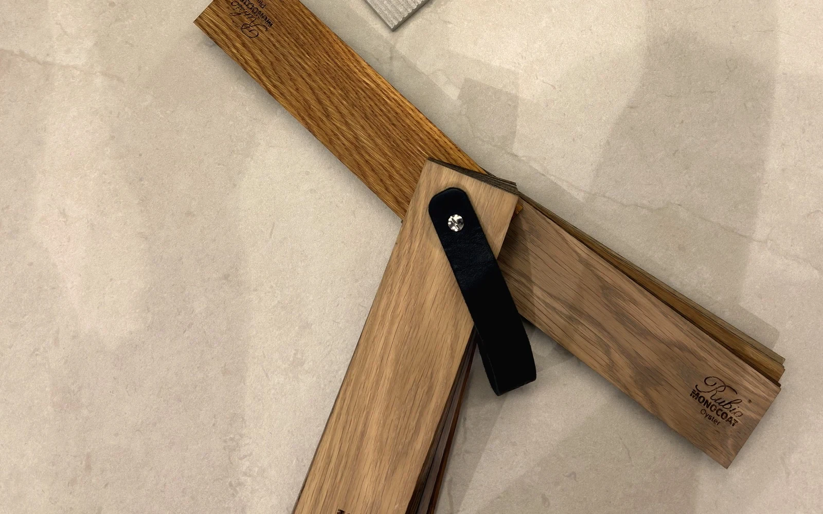 Kontrola vzorníku dřevěných dýh Rubio Monocoat