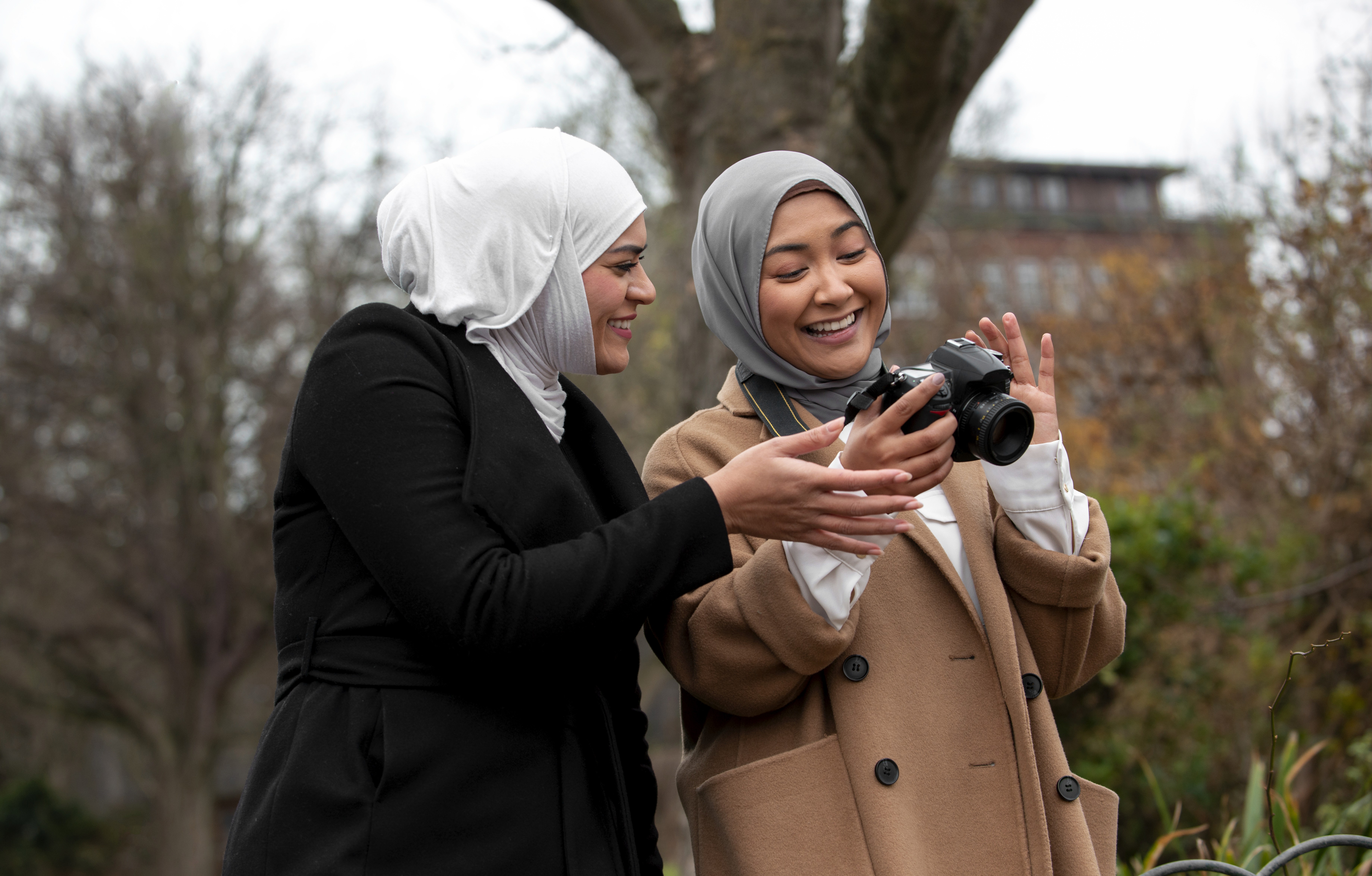 perempuan yang sedang bahagia