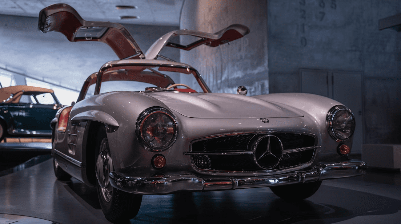 Mercedes-Benz 300 SL mit geöffneten Flügeltüren