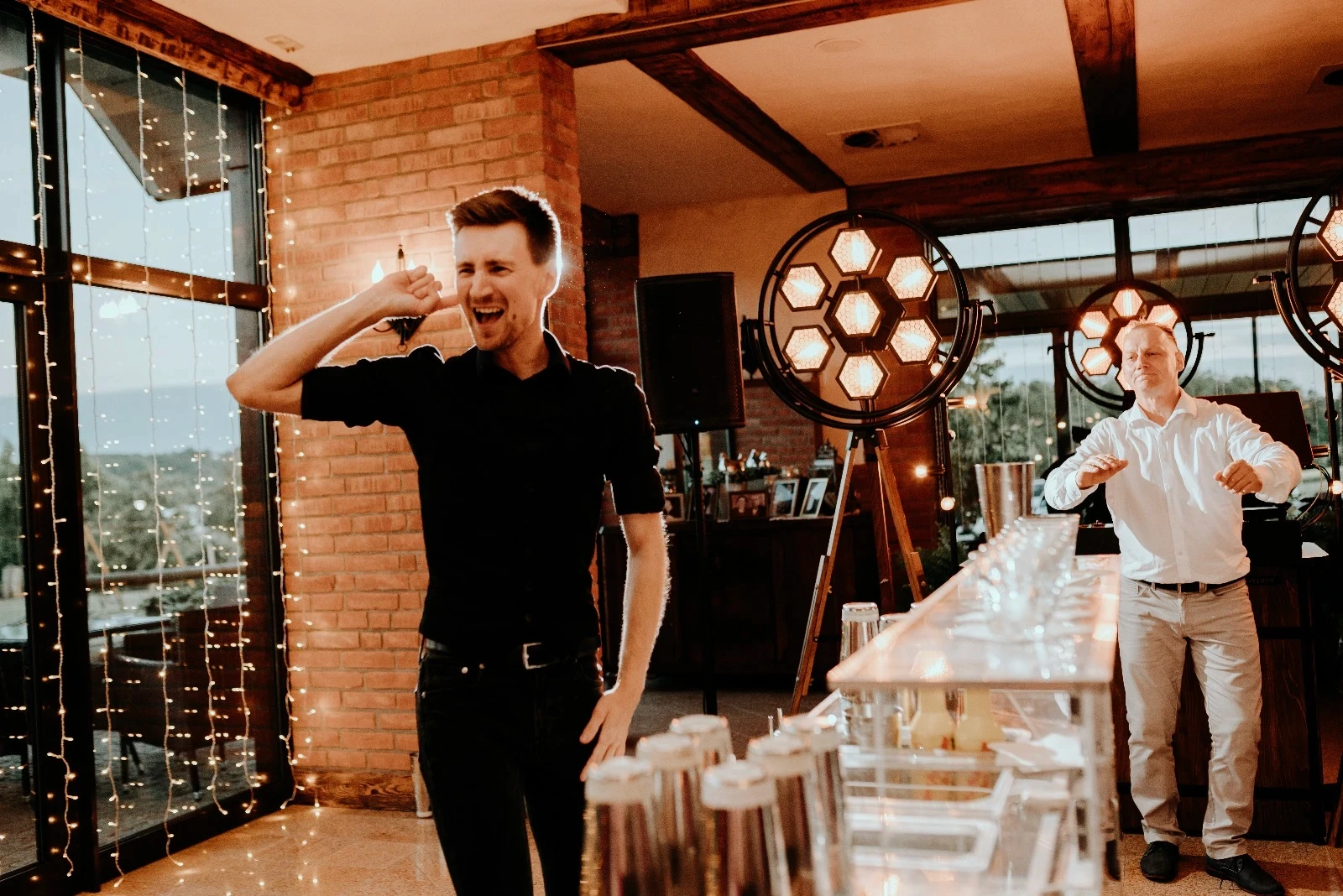 Goście weselni obserwują pokaz barmański na weselu 