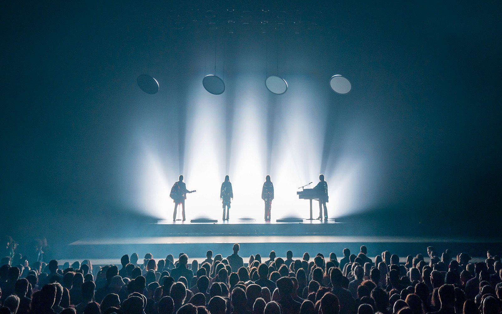 کنسرت ABBA Voyage با صحنه‌ای شامل سیلوئت‌های گروه و تماشاچیان در لندن.