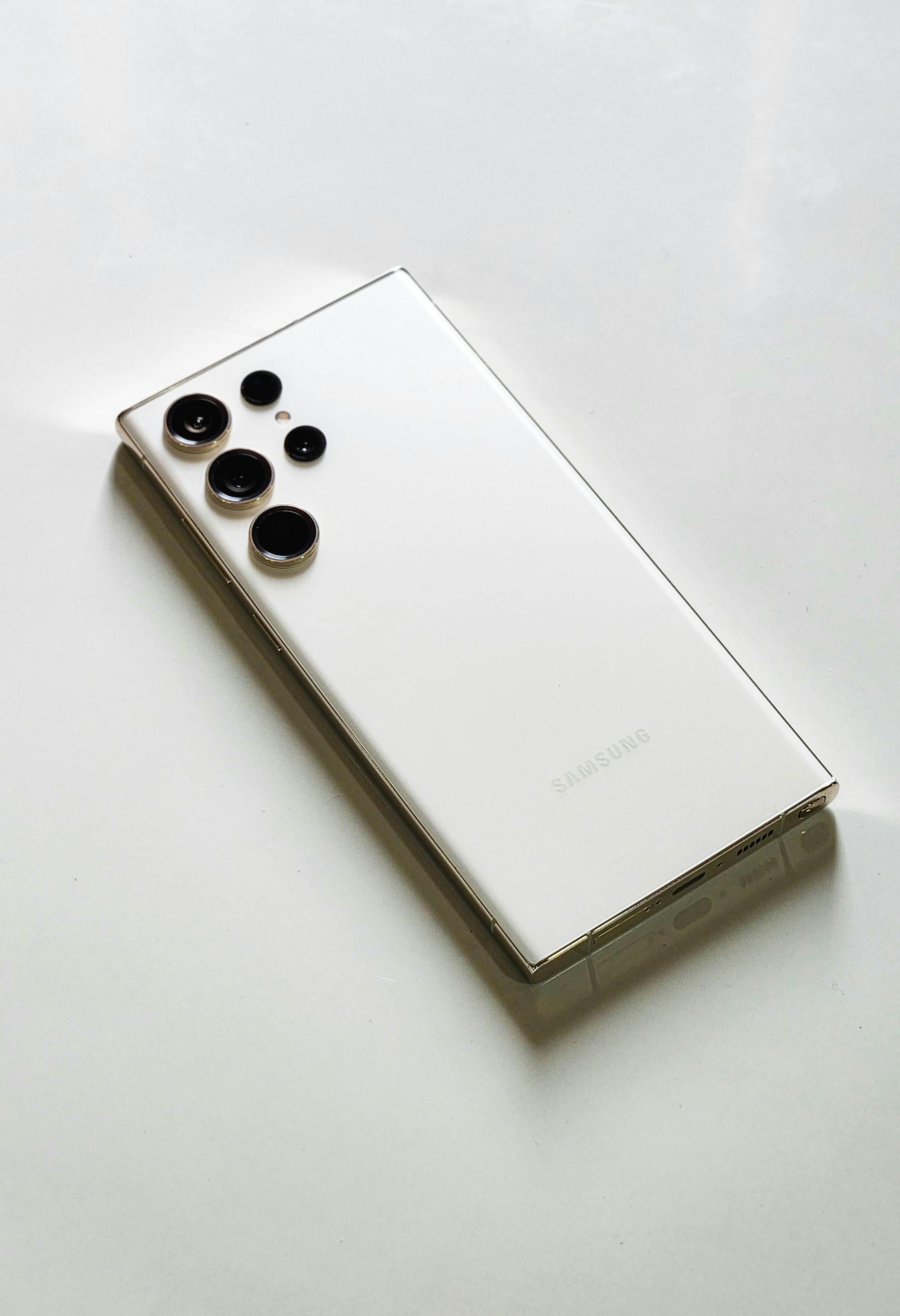 samsung galaxy S25 Ultra in plain background