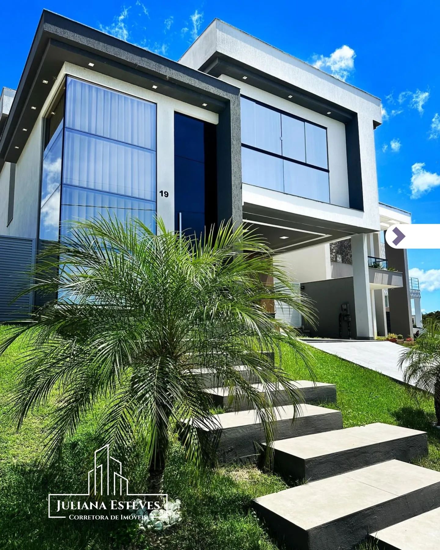 Fachada de uma casa moderna e sofisticada em Vitória ES, oferecida por Juliana Esteves, corretora de imóveis com ampla experiência no mercado de luxo e residências exclusivas. Imóvel à venda em localização privilegiada da cidade.