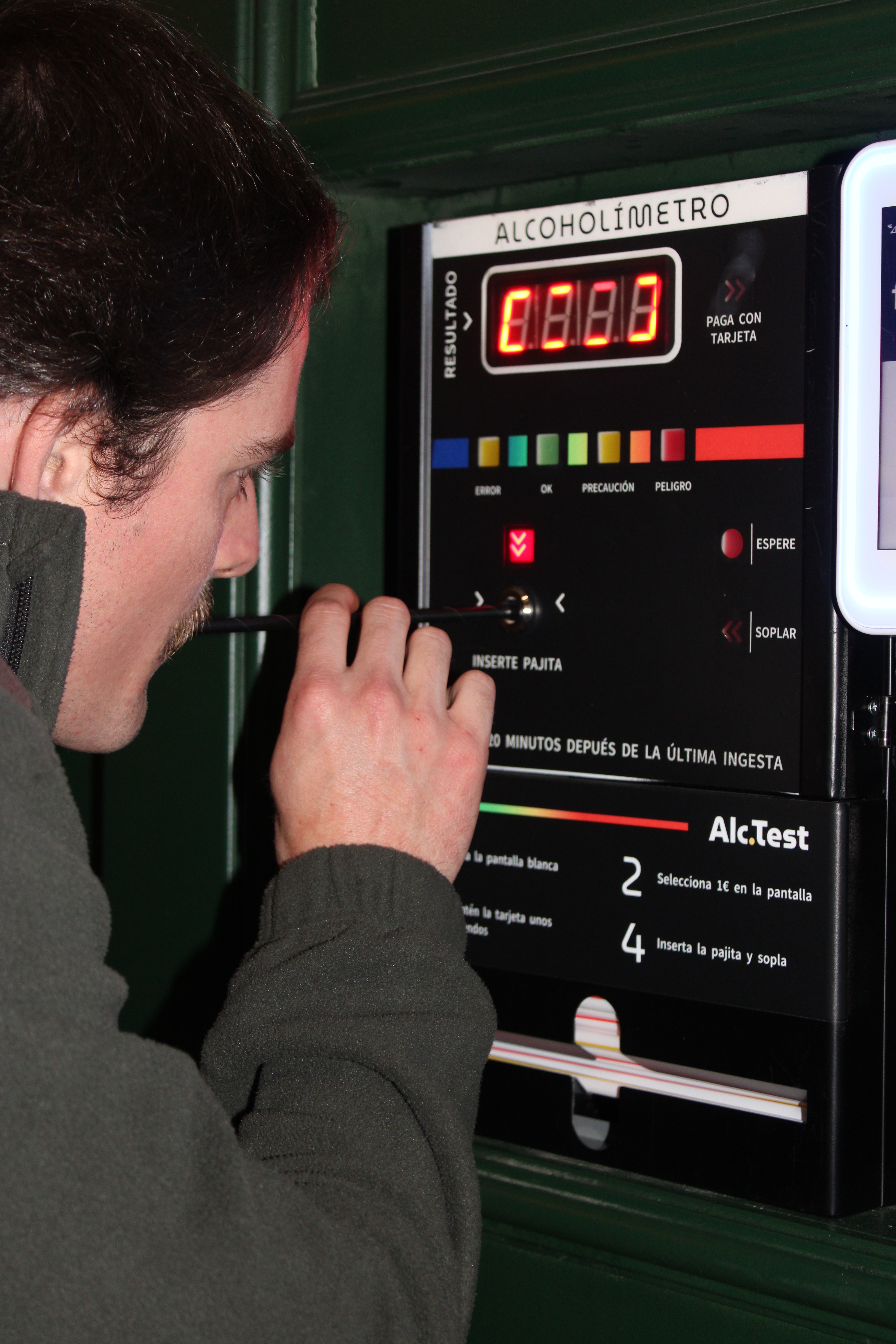 Personas usando un alcoholímetro en un local nocturno