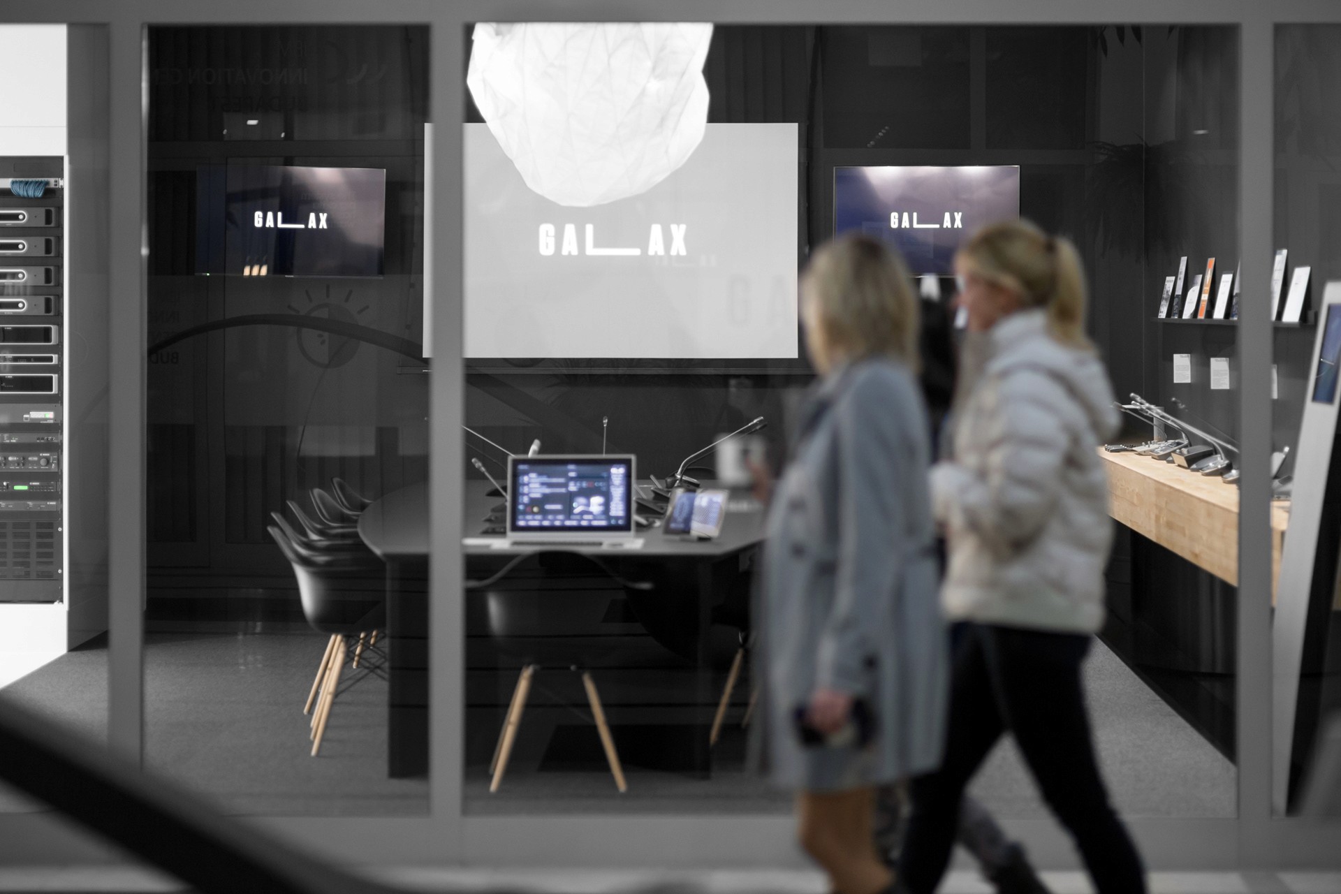avio showroom_with visitors_kroki studio