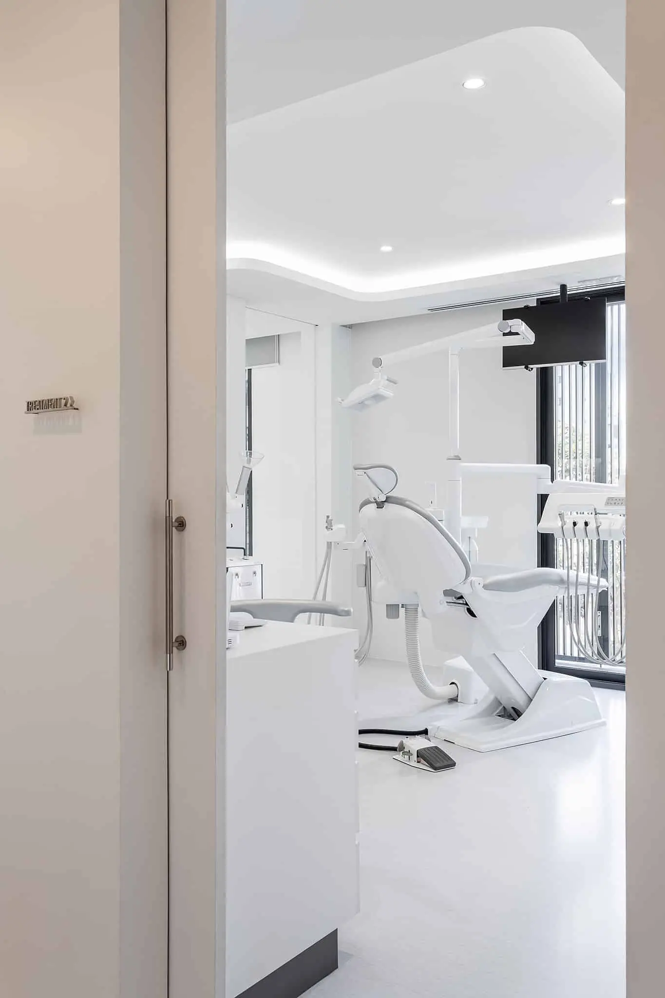 View through a doorway into a treatment room at COSDENT Rama 9