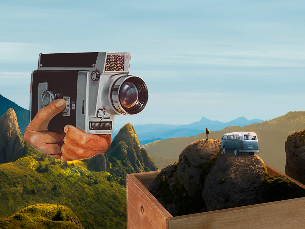Este collage con cámara retro gigante sobre paisaje montañoso con furgoneta y viajero en una caja simboliza los servicios de vfx y producción de vídeo de Thankium