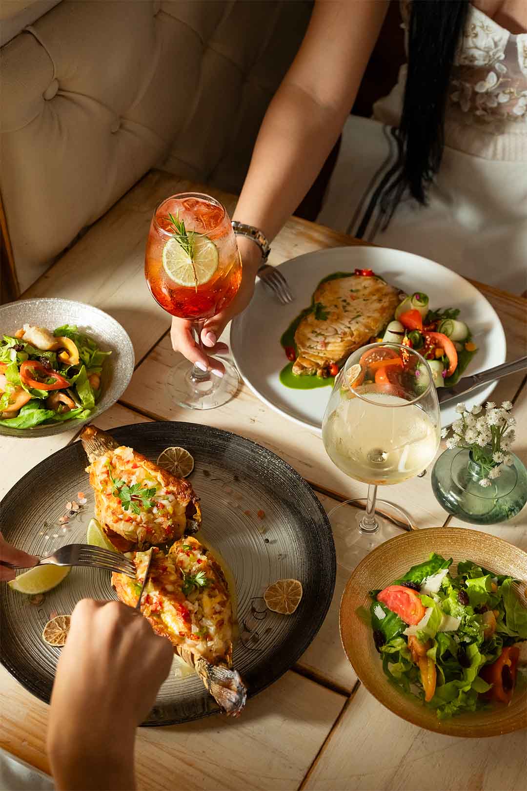 mesa servida en maradentro, plato de langosta y lomo de pescado