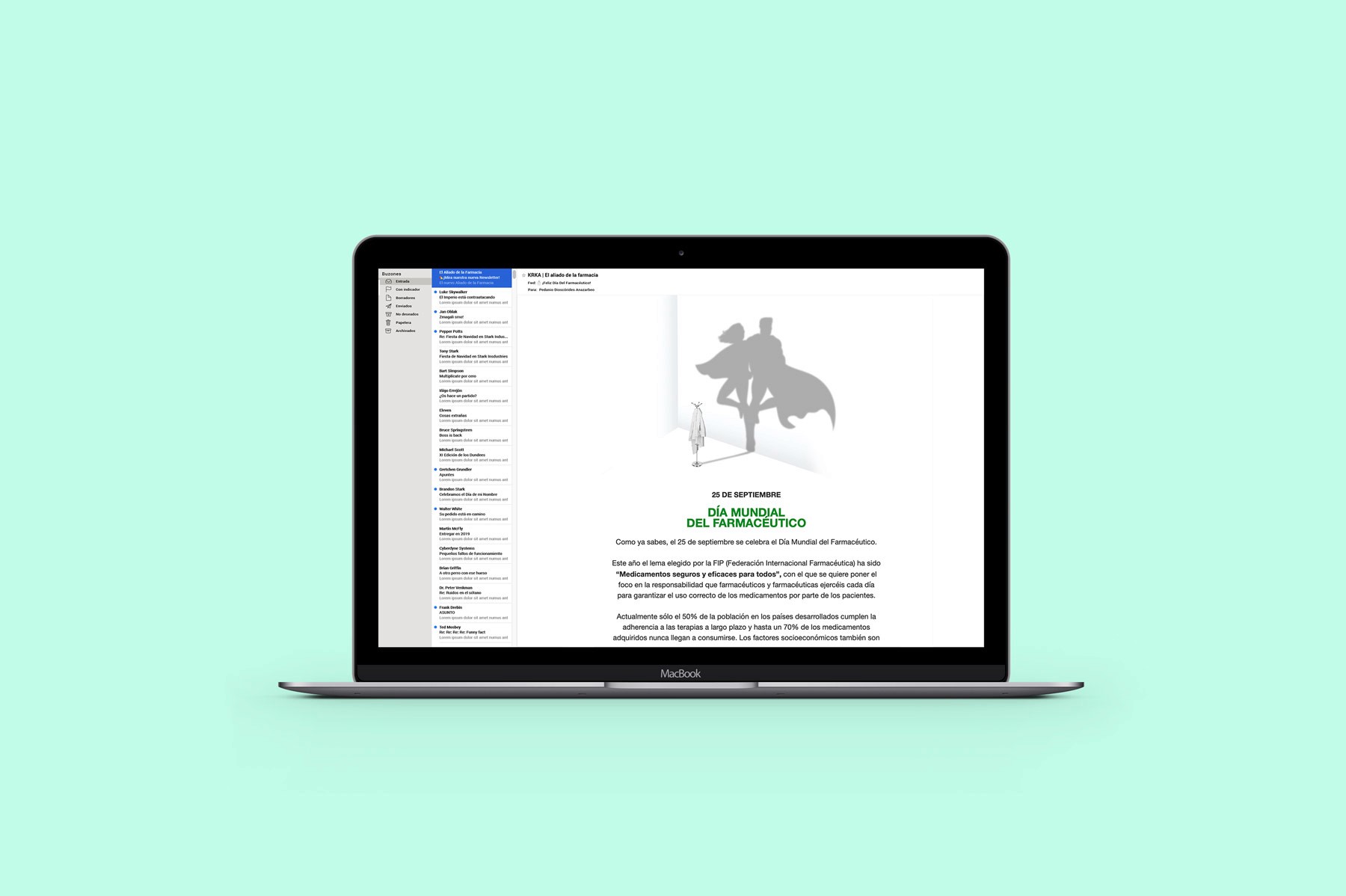 Laptop mostrando artículo KRKA sobre el Día Mundial del Farmacéutico en pantalla con fondo azul claro.