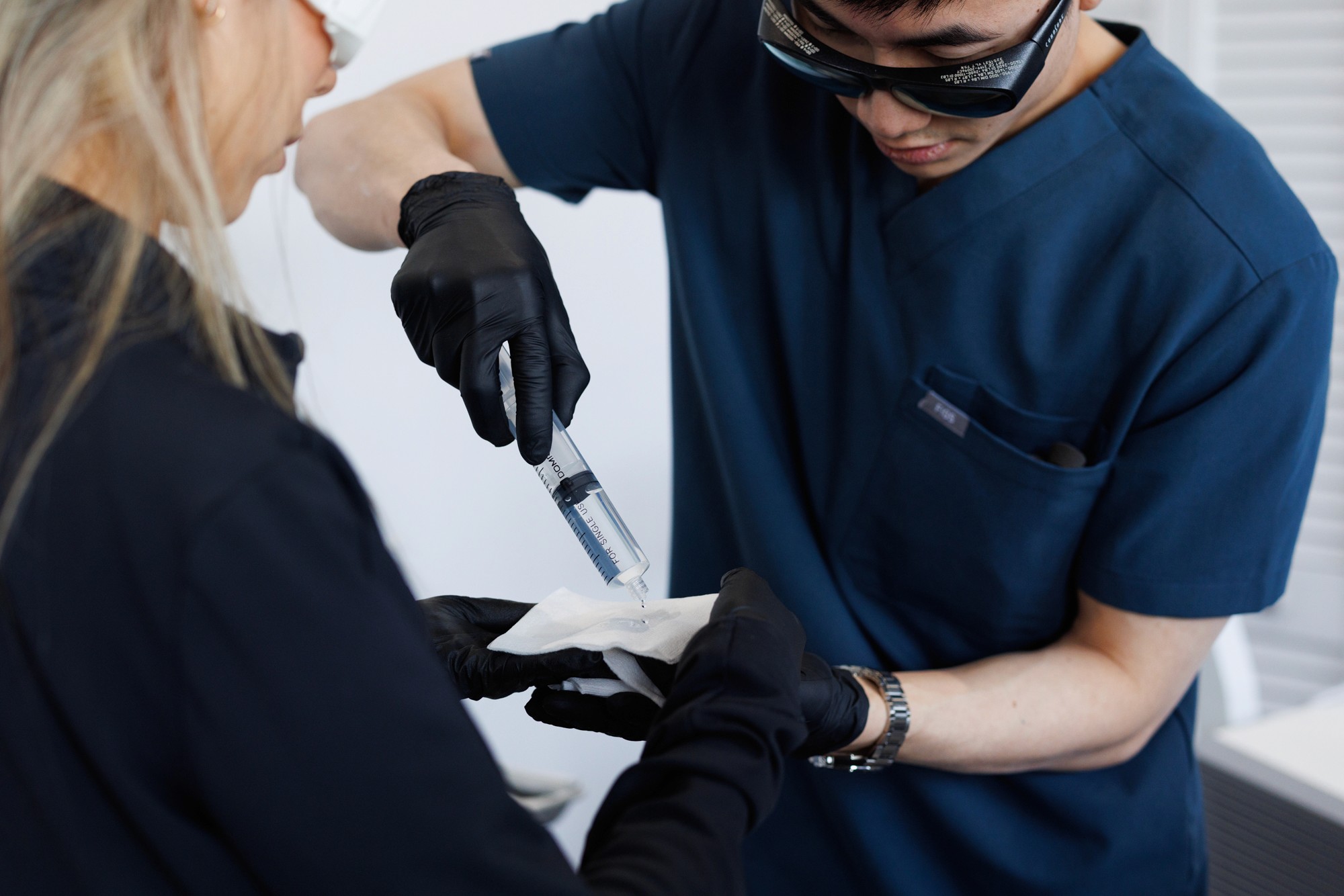 L'équipement de resurfaçage au visage d'une patiente montrant de très près le résultat
