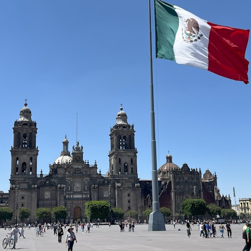 Kahanga-hangang tanawin ng Zócalo sa Lungsod ng Mexico, kung saan ang tanyag na bandila ng Mexico ay buong pagmamalaking nakawagayway.