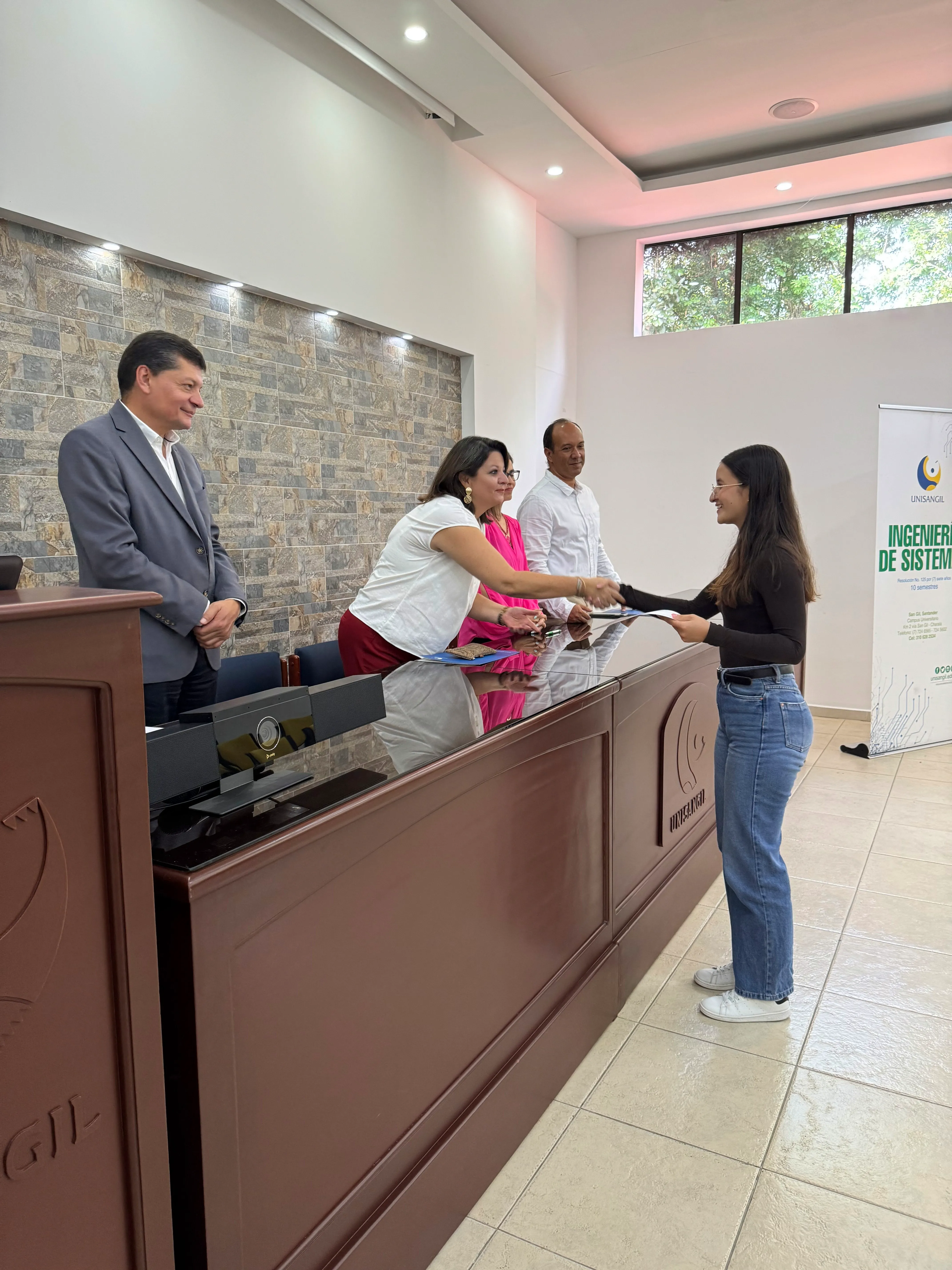 Persona recibiendo diploma