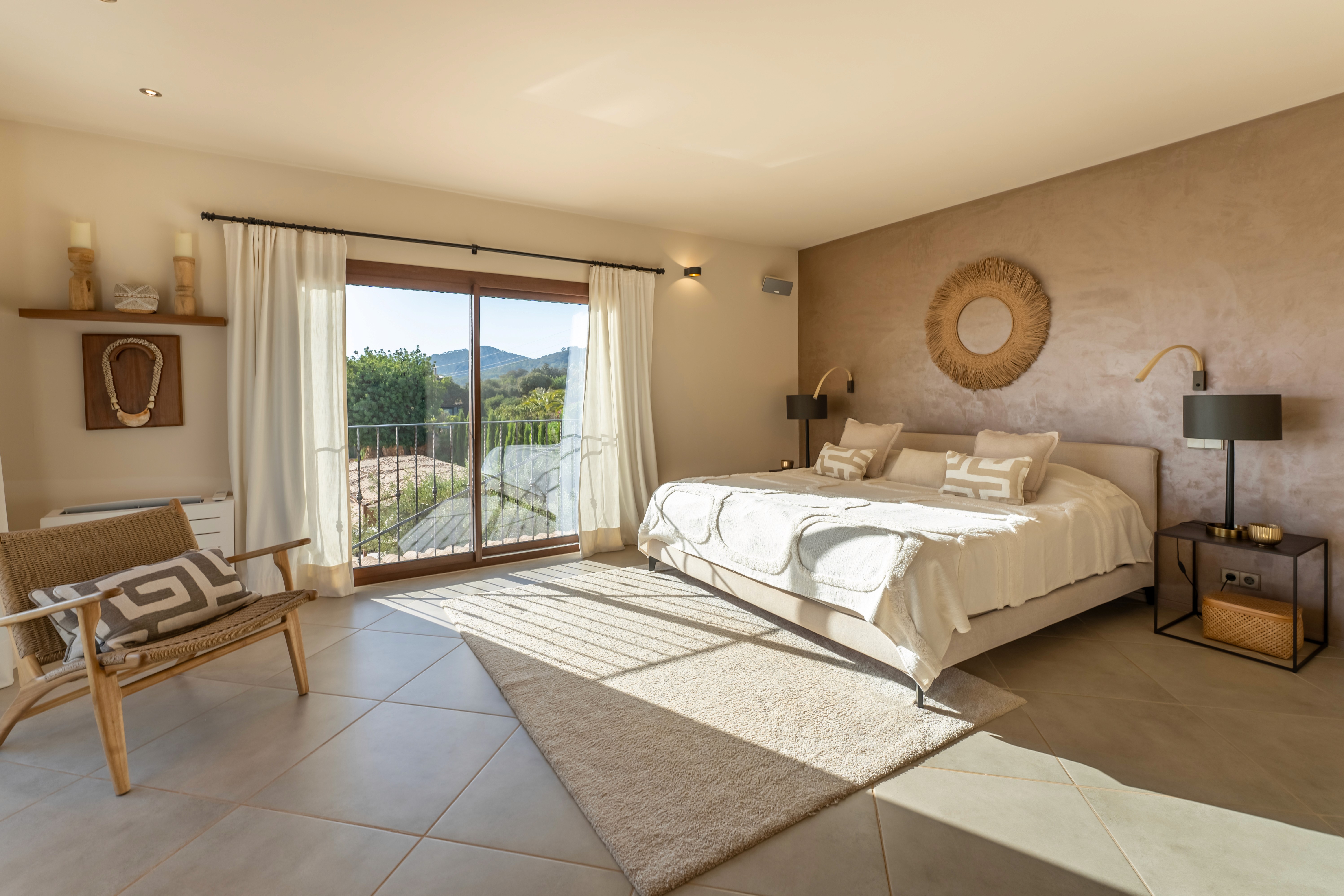 Schlafzimmer der Finca am Fuss des Randa mit Naturtönen, Holzdetails und mediterraner Lichtstimmung