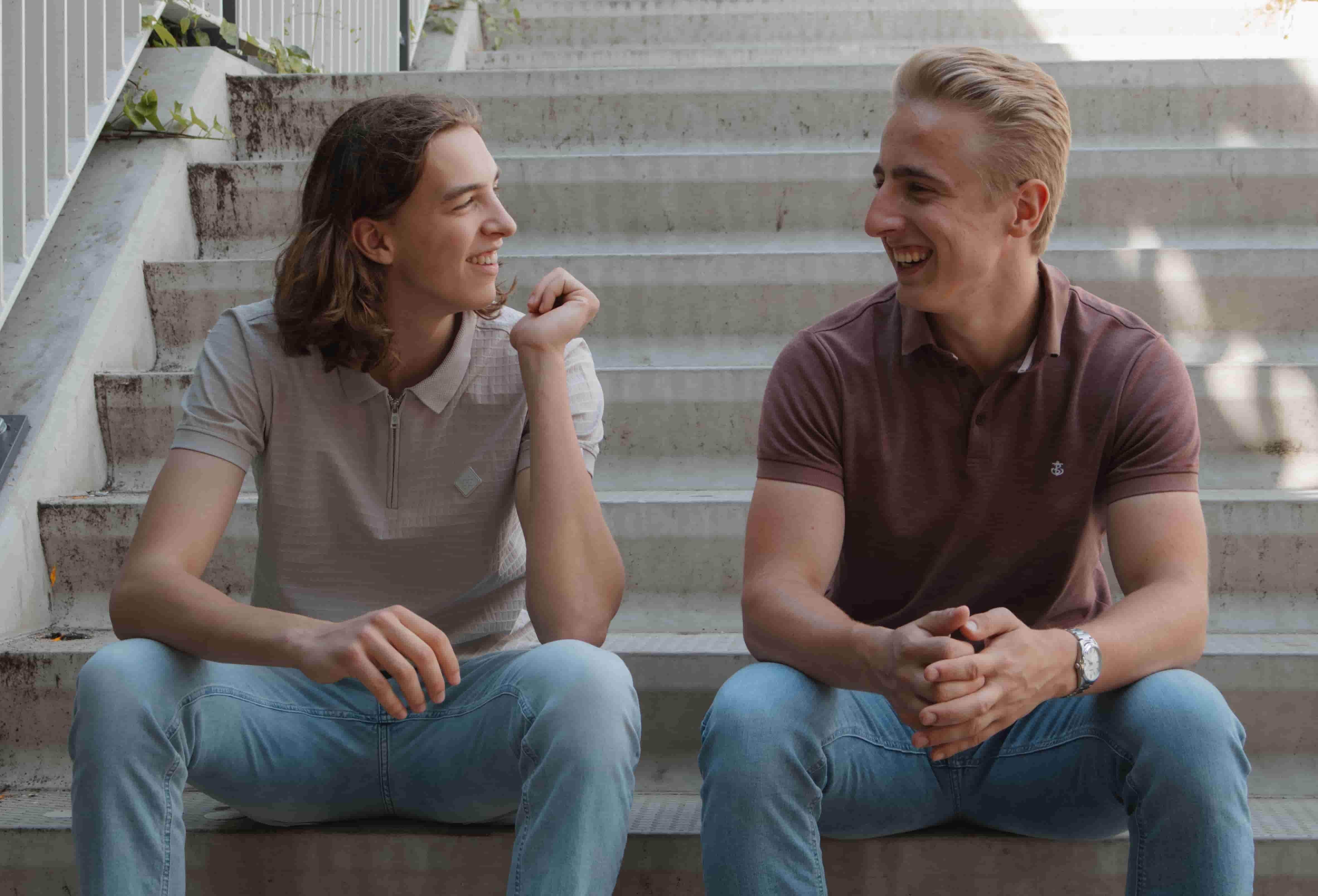 Gesprek op de trap buiten