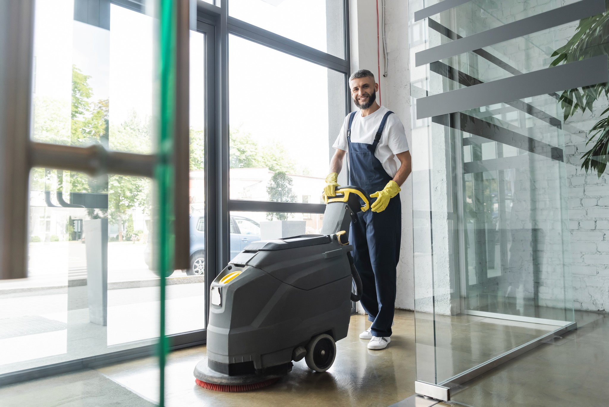 Moderner Verkaufsraum eines Bekleidungsgeschäfts mit Kleidung und Regalen.