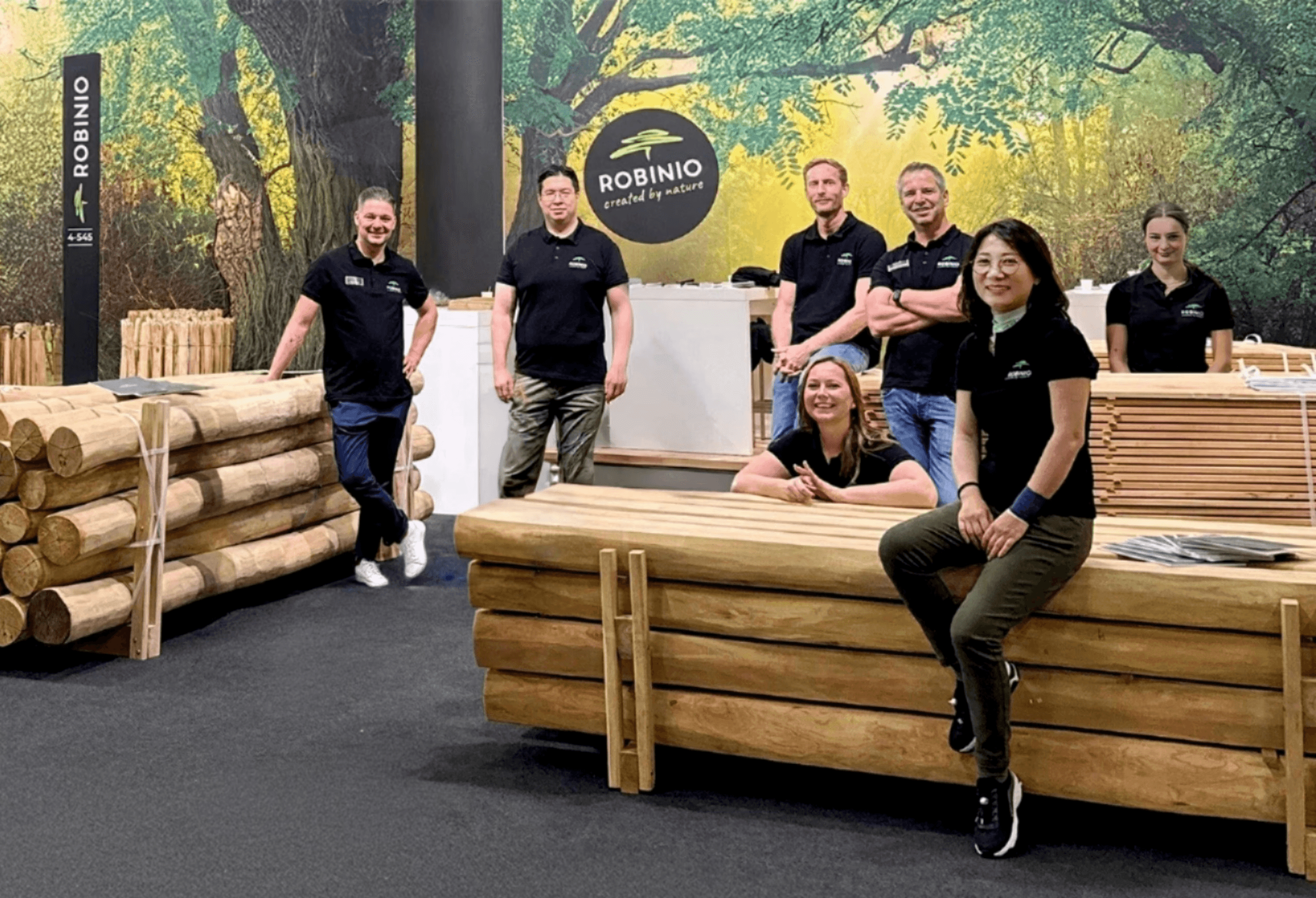 ROBINIO Team am Messestand mit Robinien-Rundhölzern – persönliche Beratung für Spielplatzbau & Export; direkter Ansprechpartner statt Callcenter.