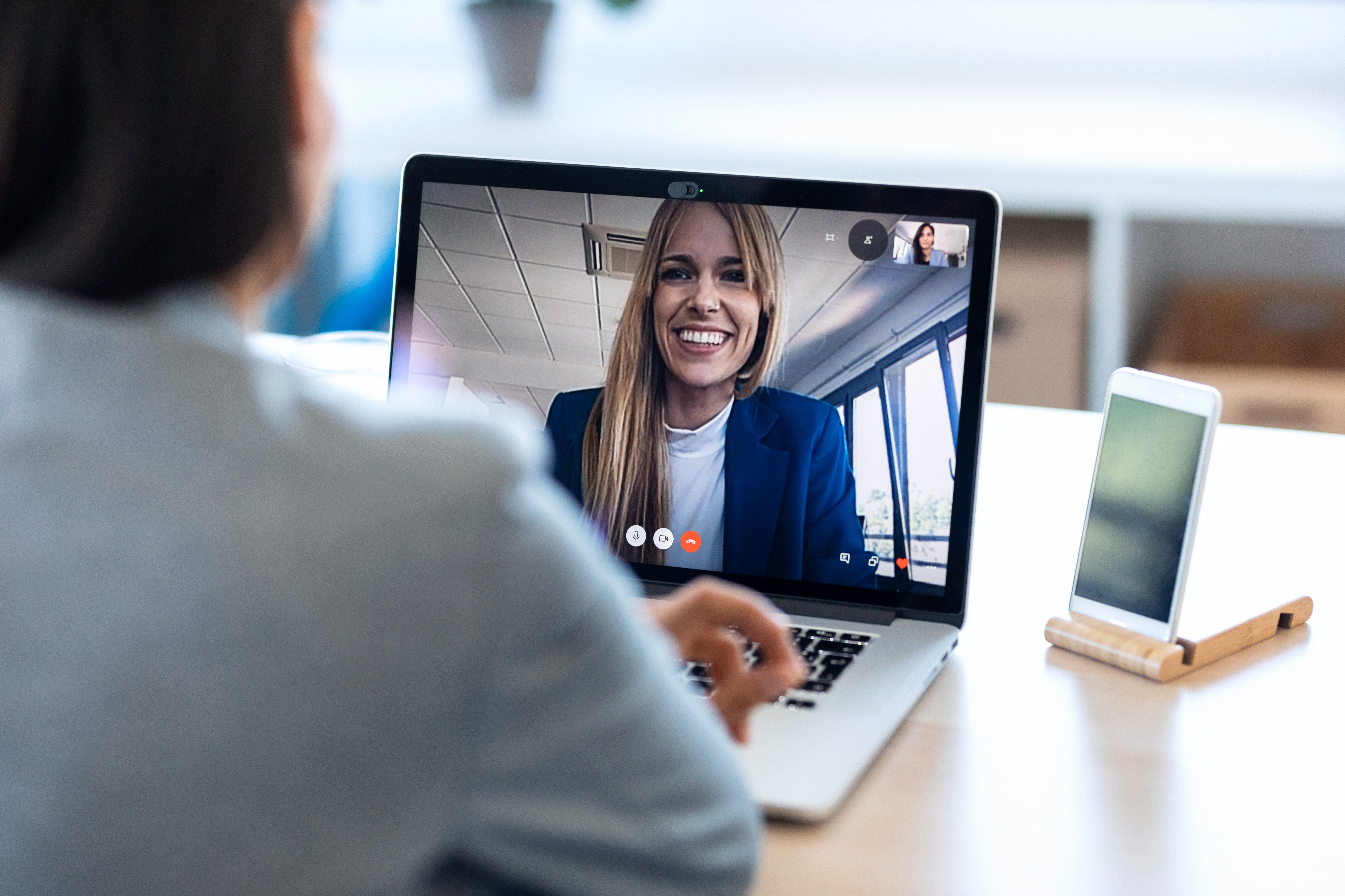 Funcionário participando de uma sessão de coaching virtual individual através de uma plataforma de vídeo segura.