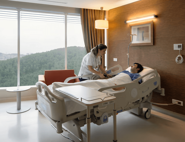 Soins infirmiers professionnels et suivi postopératoire dans la chambre moderne de notre clinique partenaire à Istanbul