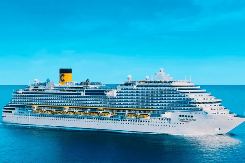 Navio Costa Diadema em navegação no mar
