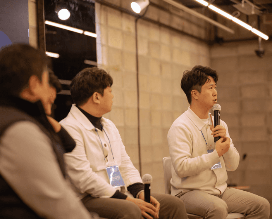 워크스마트 이지훈 대표 외에, 전시진 대표, 김병준 매니저, 김도균 대표의 2026 워크 트렌드 인 코리아 행사 이미지