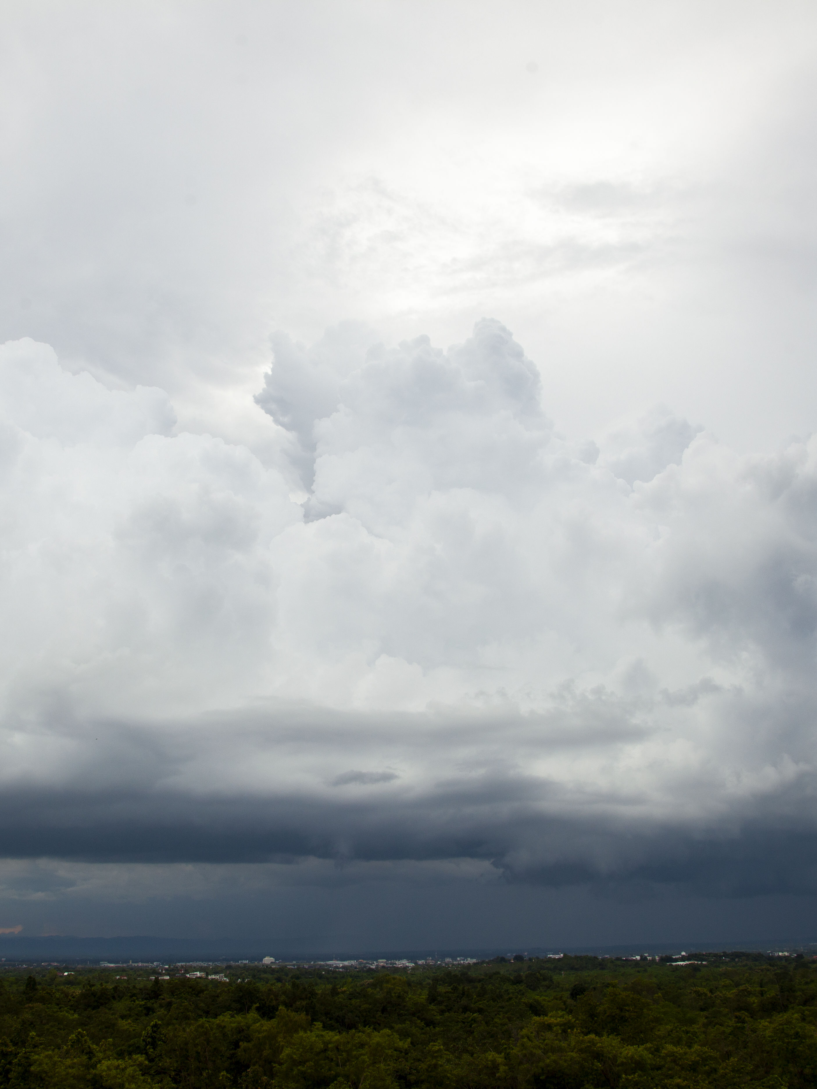 paisagem com céu nublado e tormentoso, com chuva visível no horizonte