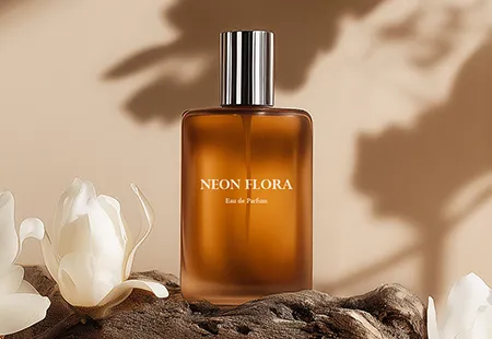 나무 위에 놓인 향수 병과 꽃을 활용한 제품 연출 이미지