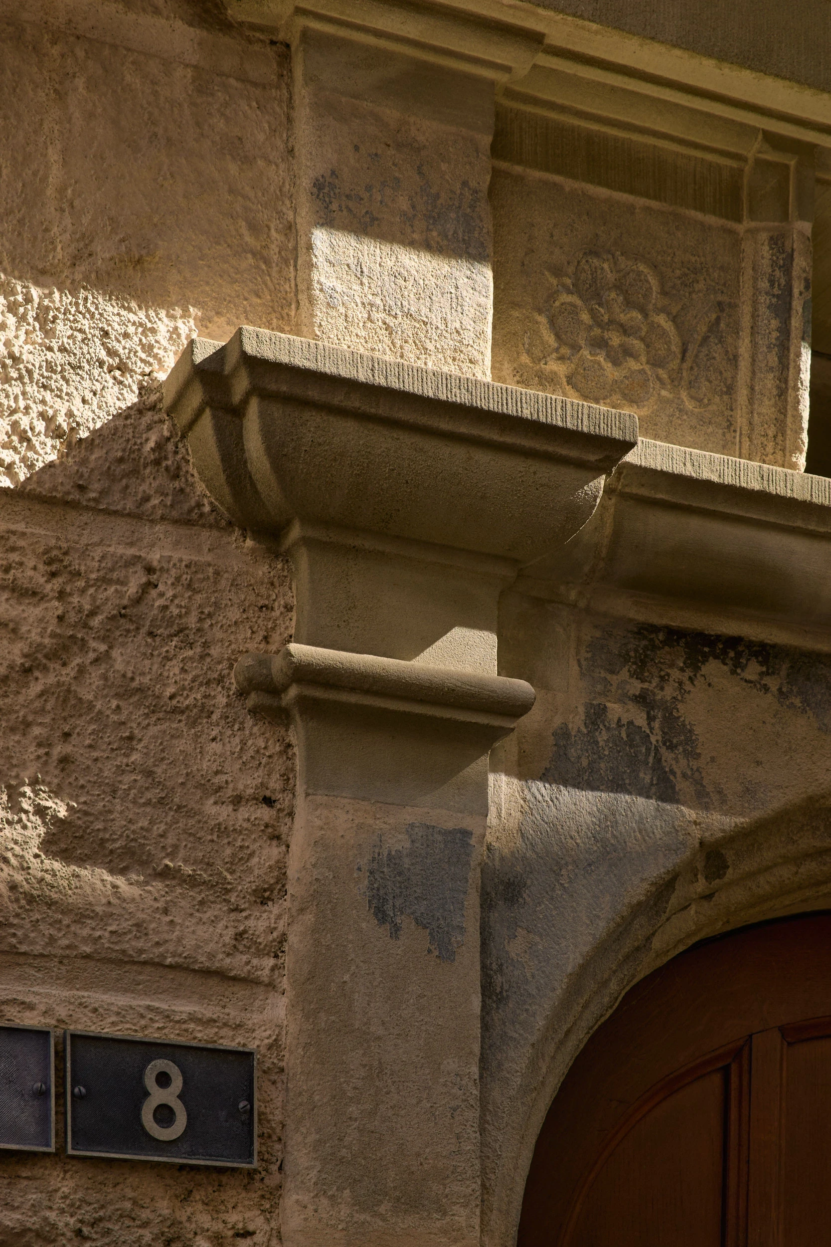 Détail de l’encadrement en pierre de la porte d’entrée de la maison Muriset à Cully, dans le Lavaux classé UNESCO, présenté sous un autre angle.