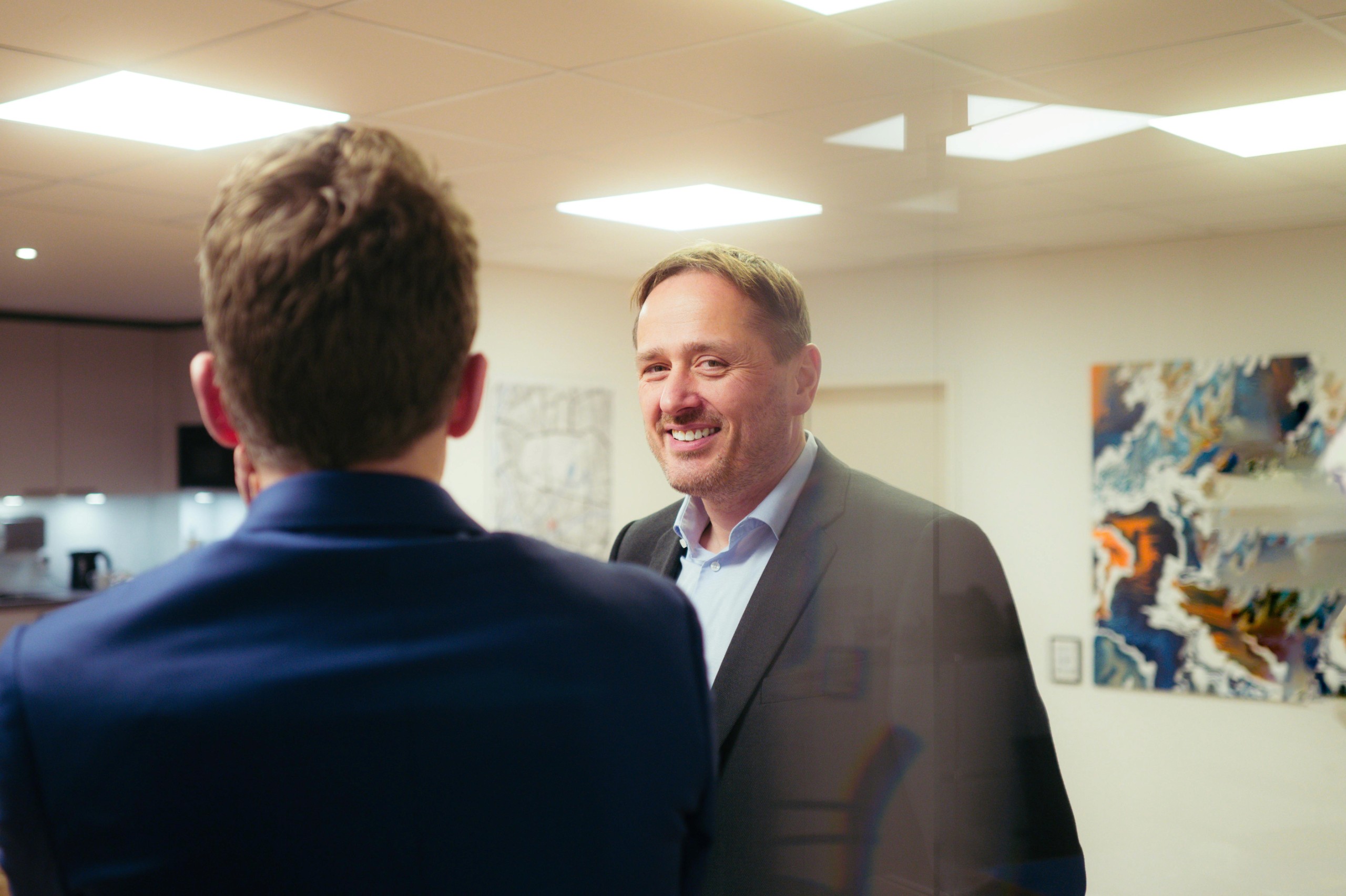 Beratungsgespräch zwischen Projektleitern zur Infrastrukturplanung