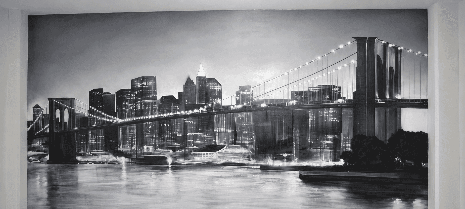 Mural en blanco y negro del puente de Brooklyn pintado en un interior en Gijón