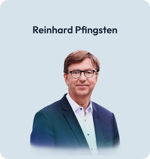 Porträt von Reinhard Pfingsten, mit Brille und dunklem Anzug, professionell lächelnd.