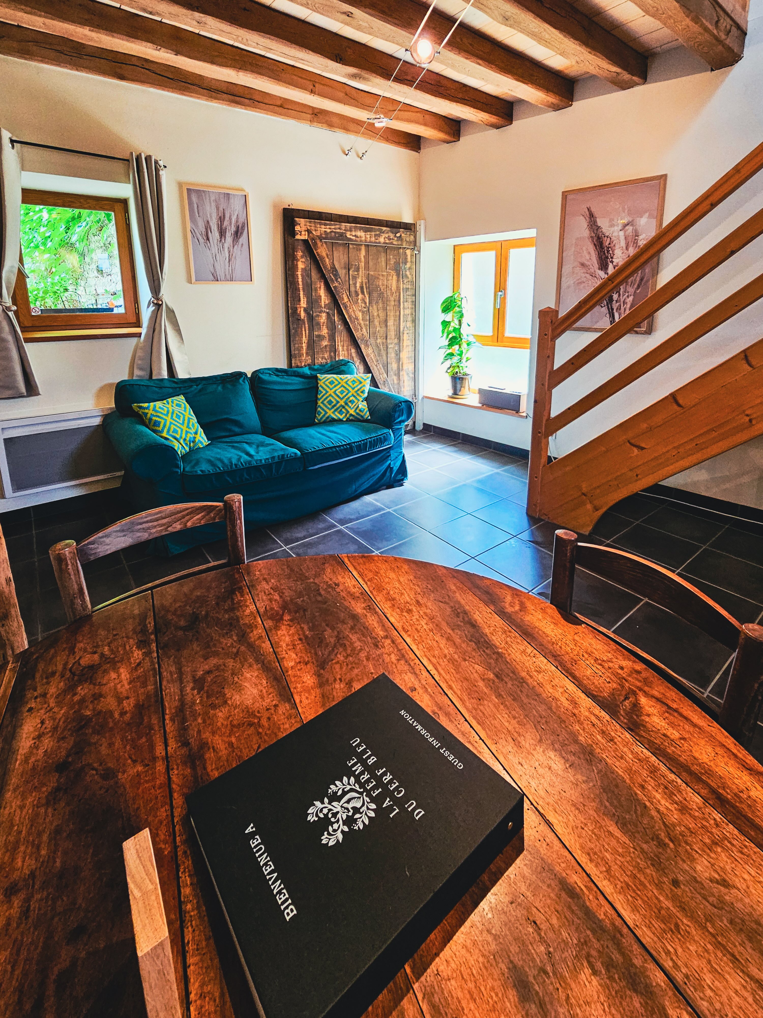 Table avec livre d'accueil dans un salon rustique.