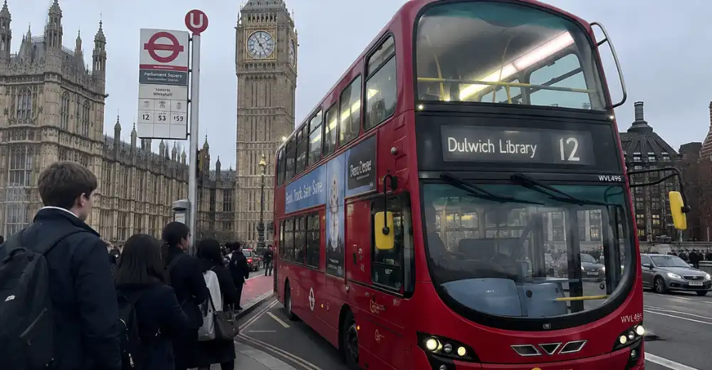 Élèves prenant le célèbre bus londonien lors de leur séjour High School en Angleterre avec STUDWAY.