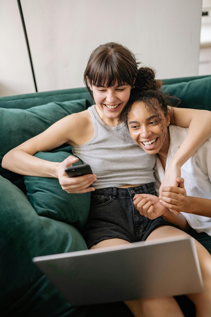 Local fashion listings shown on Citaro resale app search screen