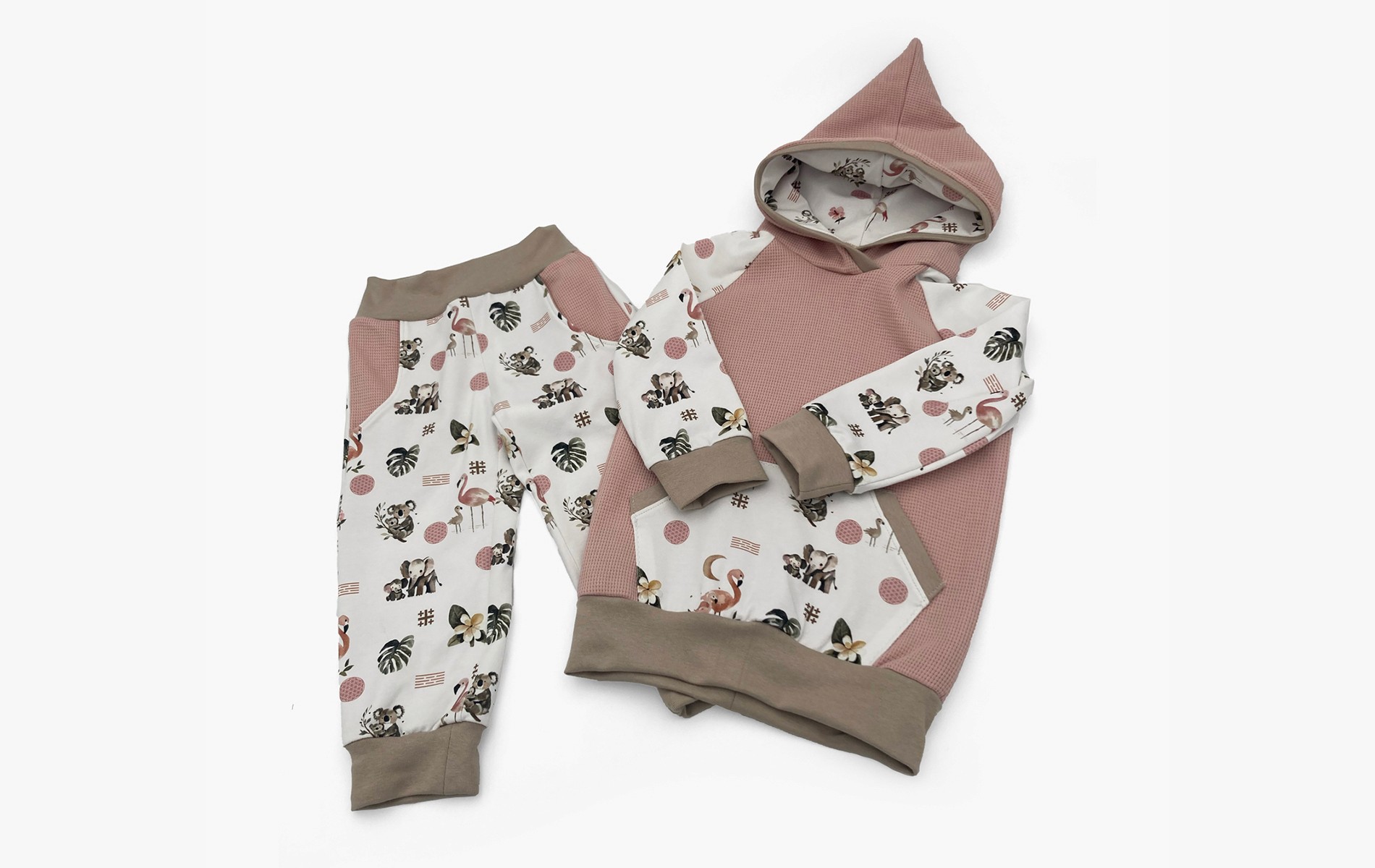 Joggingshose und Hoodie mit Tier-Muster für Kinder in den Farben Rosa und Braun.