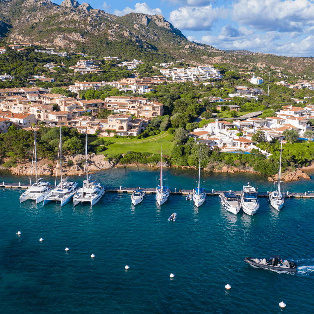 Vue sur le port et les collines de Sardaigne, lieu de retraite bien-être pour se ressourcer autrement en Méditerranée