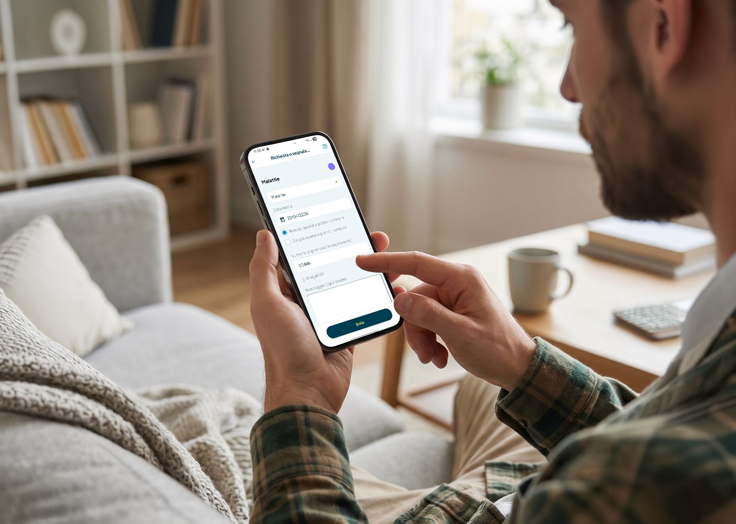 Dipendente utilizza l'app Fluida su smartphone per comunicare l'assenza per malattia e inserire il numero di protocollo del certificato medico.