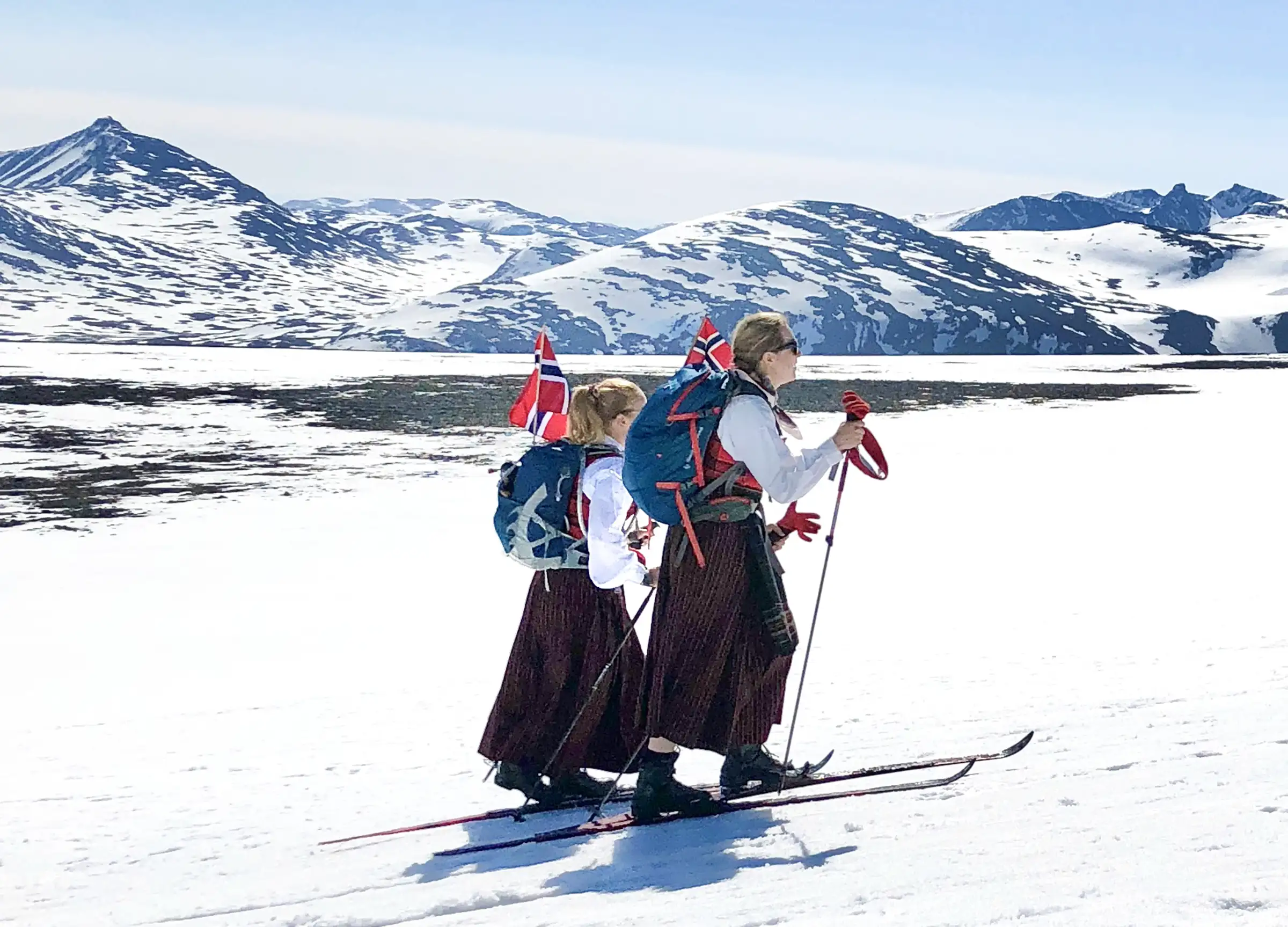 På ski i bunad - på vei til toppen av Galdhøpiggen | Expa Travel