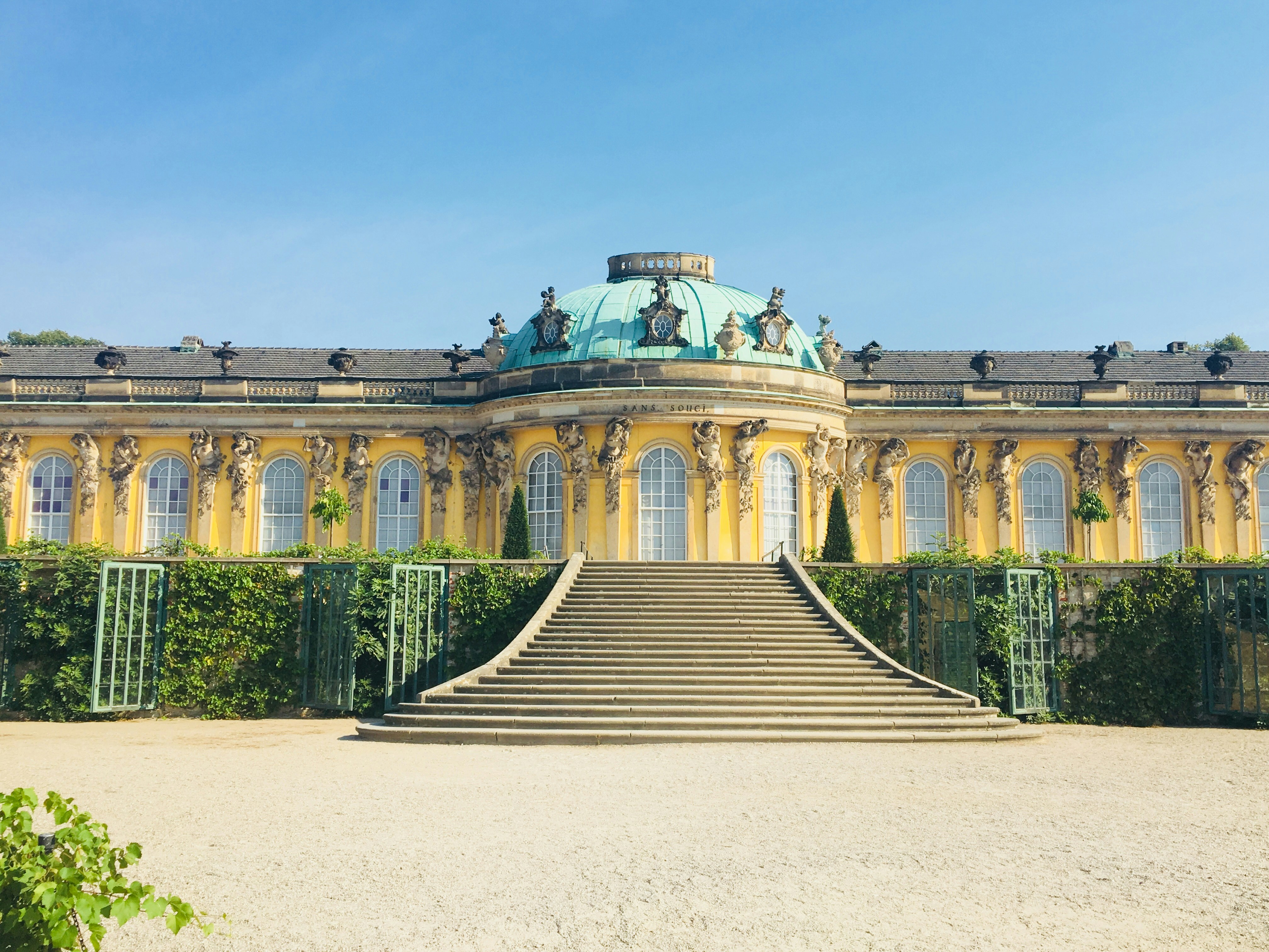 Schloss Sanssouci in Potsdam, ein prachtvolles Rokoko-Schloss mit terrassierten Weinbergen, gehört zu den bekanntesten Sehenswürdigkeiten Brandenburgs.